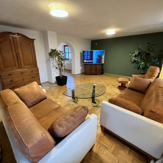 Wohnzimmer mit Blick auf TV