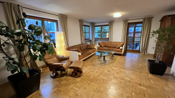 Wohnzimmer mit Zugang zur Terrasse